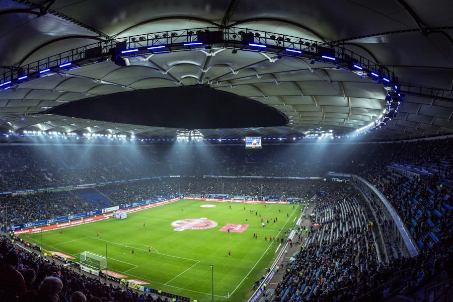 Lapangan pertandingan sepak bola dengan pemain berlaga