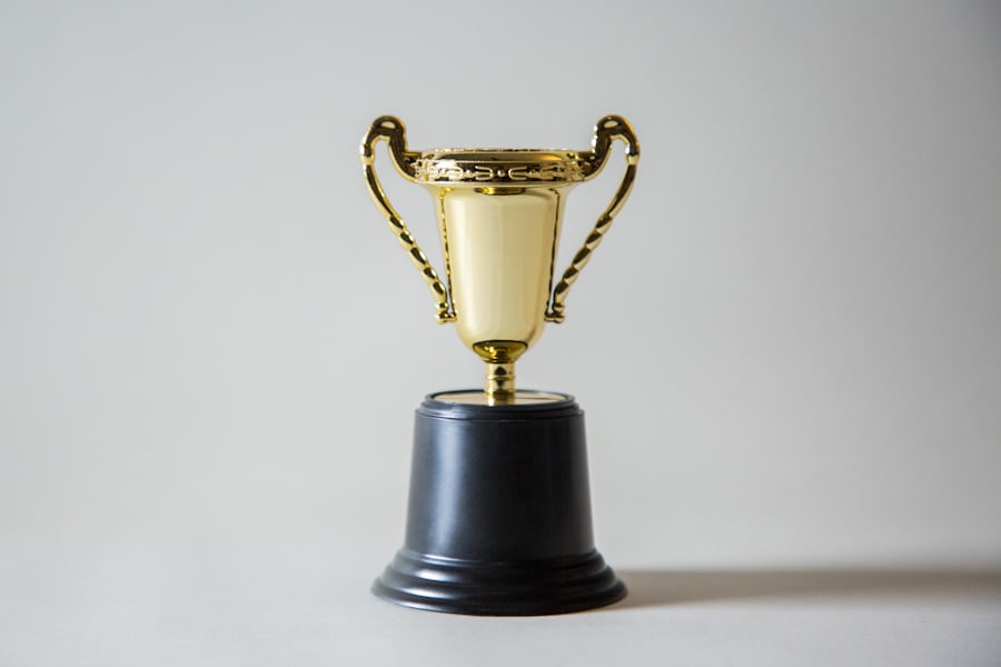 Piala di atas meja kerja